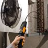 Håndholdte gasslekkasjedetektoren i bruk på kjøleanlegg