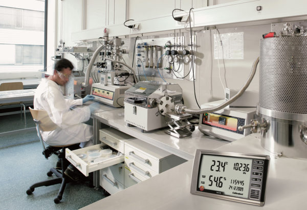 Hygrometer Testo 622 i bruk på laboratorium